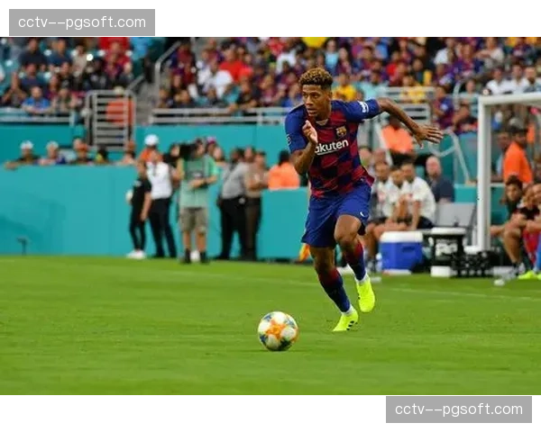 特写:伤愈复出的尼斯后卫托迪博在替补席焦急等待出场指令 特写:伤愈复出的尼斯后卫托迪博在替补席焦急等待出场指令