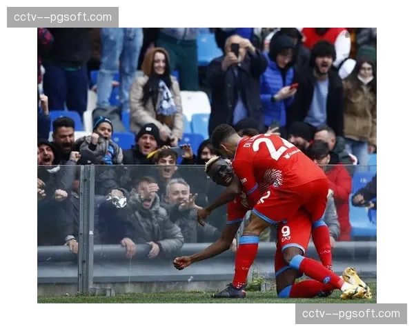 意甲第30轮早场:那不勒斯4-2萨索洛,奥斯梅恩上演帽子戏法 意甲第30轮早场:那不勒斯4-2萨索洛,奥斯梅恩上演帽子戏法